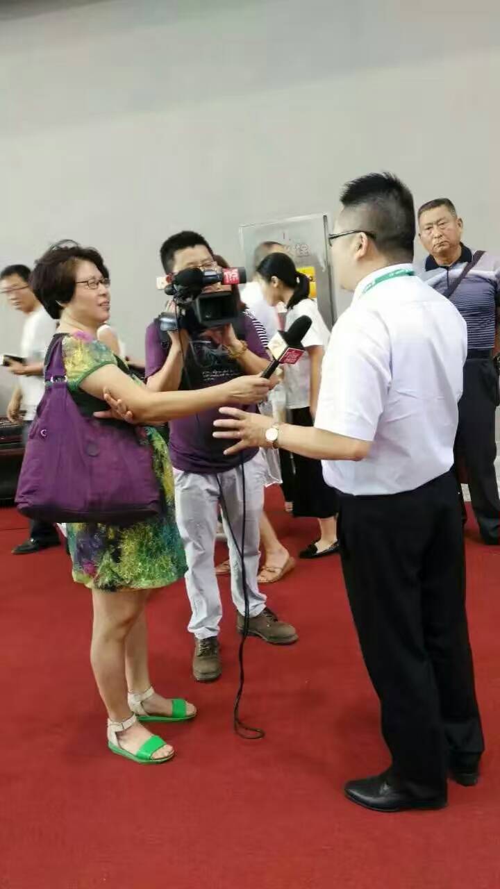广东电视台正在采访麻豆成人电影化工总经理张总