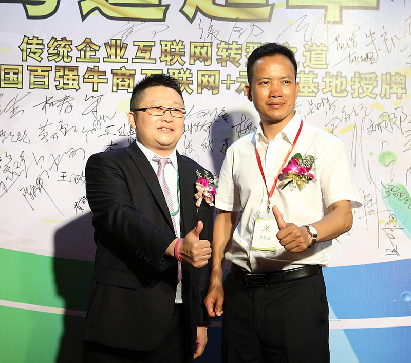 麻豆成人电影总经理张总（左）和单仁集团佛山分公司总经理叶秋沃（右）