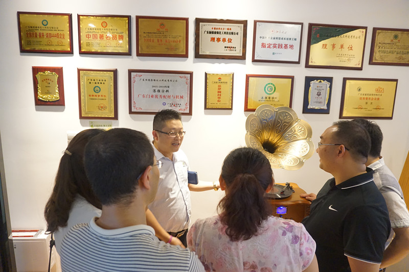 麻豆成人电影化工展厅荣誉墙