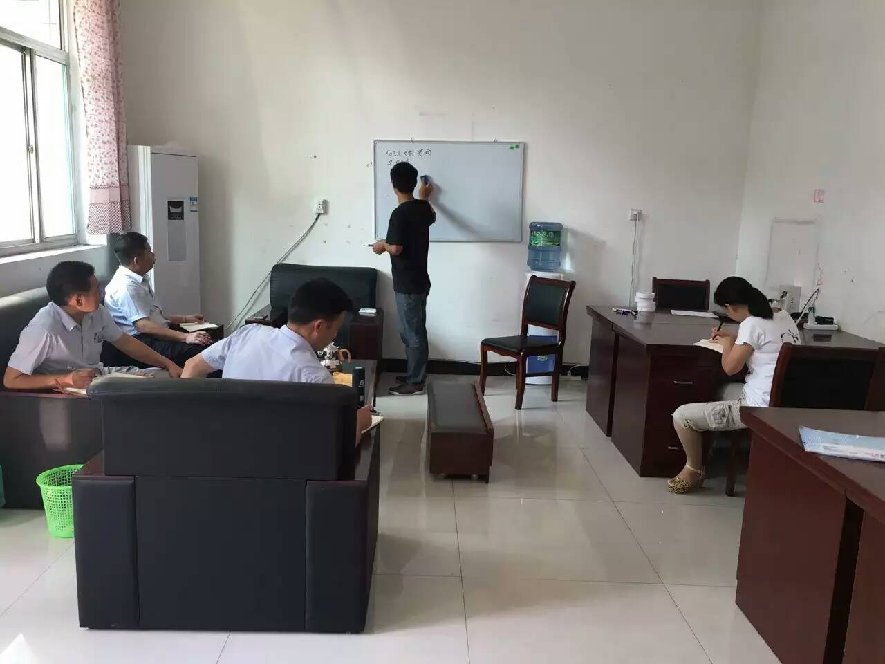 戴老师为麻豆成人电影外省业务经理进行经销商服务培训