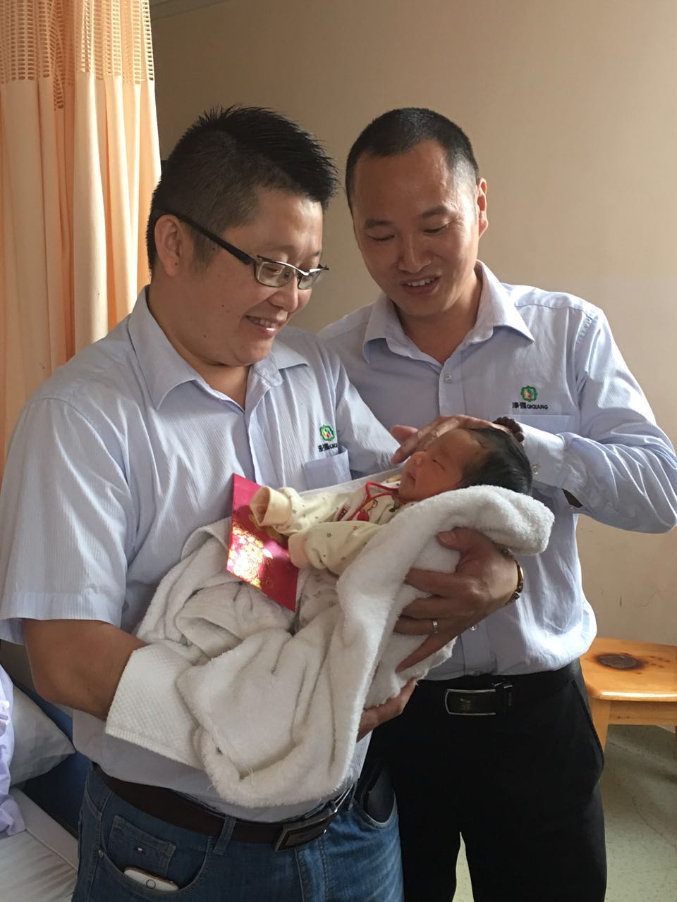 麻豆成人电影化工总经理张文探望员工