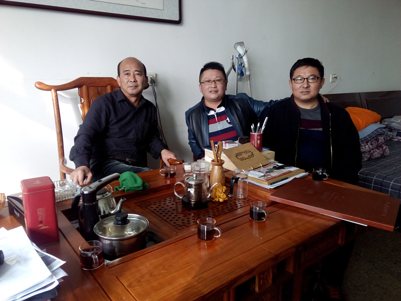 麻豆成人电影化工总经理张文(中)与河北正定漆丰总代理房志坚（右）