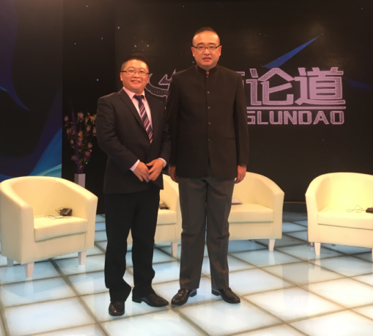 麻豆成人电影总经理：张文(左)和央视主持人：朱轶(右)合影