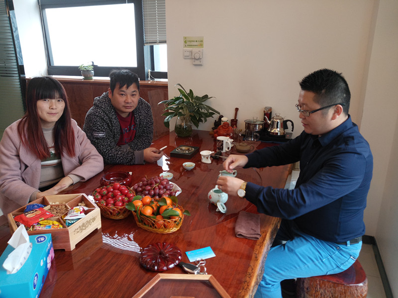 福建泉州陈总（左一）、曾总（左二）和麻豆成人电影化工总经理张文（右一）